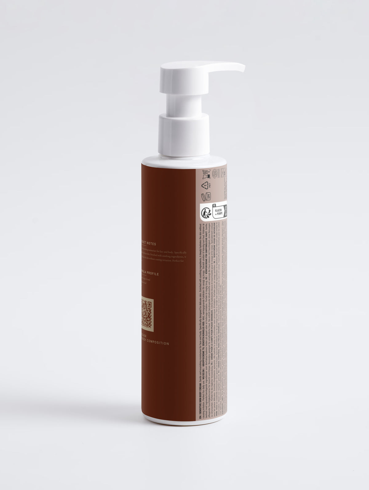 The same bottle rotated to show the side panel with product notes, formula profile and QR code, alongside the printed multilingual regulatory panel.